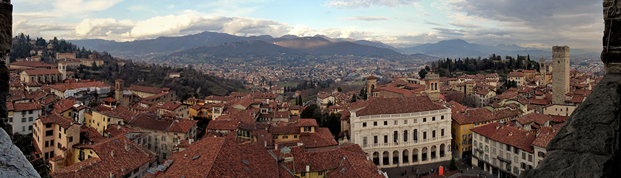 Dalla Torre Civica-Campanone vista su Città Alta e verso Valle Brembana con Canto Alto in bella vista